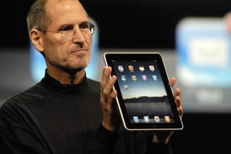 Steve Jobs bei der Vorstellung des ersten iPads: Das Gerät löste damals einen Hype aus.