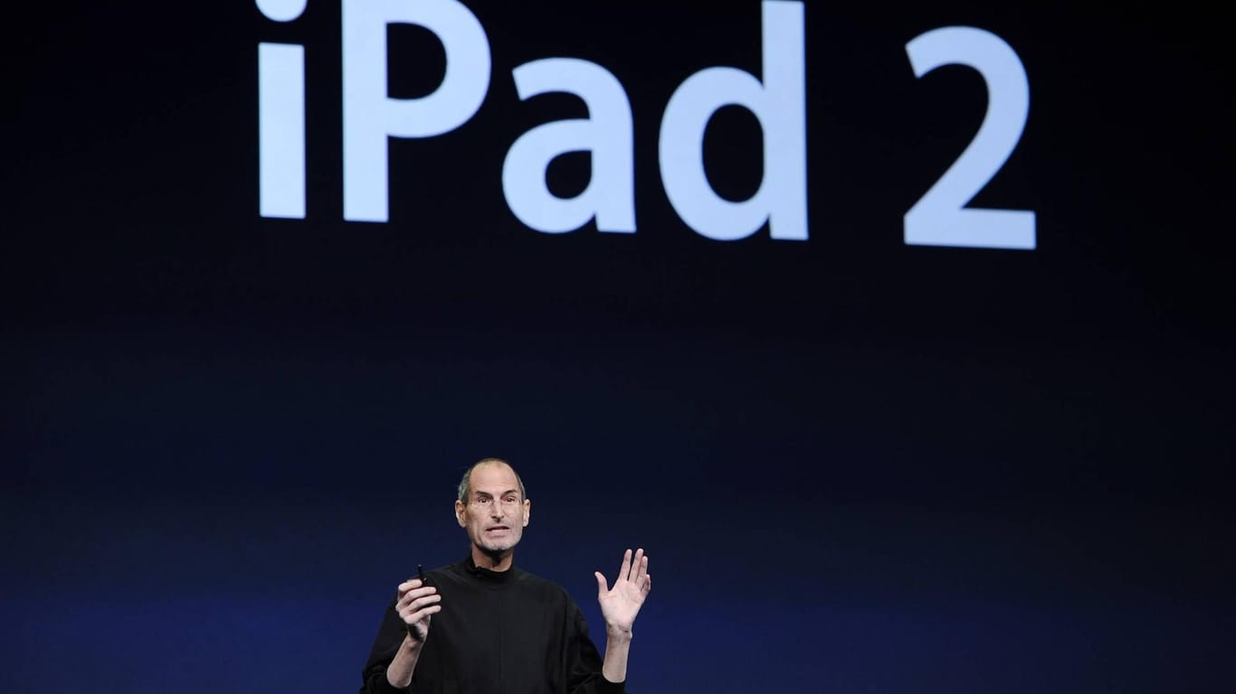 Im März 2011 präsentierte Steve Jobs auf seiner letzten öffentlichen Keynote das iPad 2. Im Oktober desselben Jahres verstarb der Apple-Gründer.