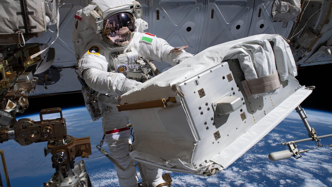 Der Astronaut Luca Parmitano bei einem Außeneinsatz an der ISS im Dezember: Arbeiten in 400 Kilometern Höhe über der Erde.