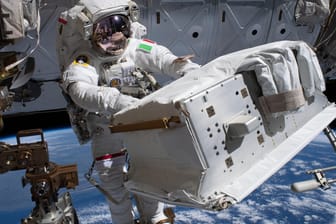 Der Astronaut Luca Parmitano bei einem Außeneinsatz an der ISS im Dezember: Arbeiten in 400 Kilometern Höhe über der Erde.