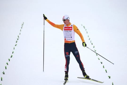 Vinzenz Geiger feiert im Ziel den zweiten Platz der deutschen Kombinierer.