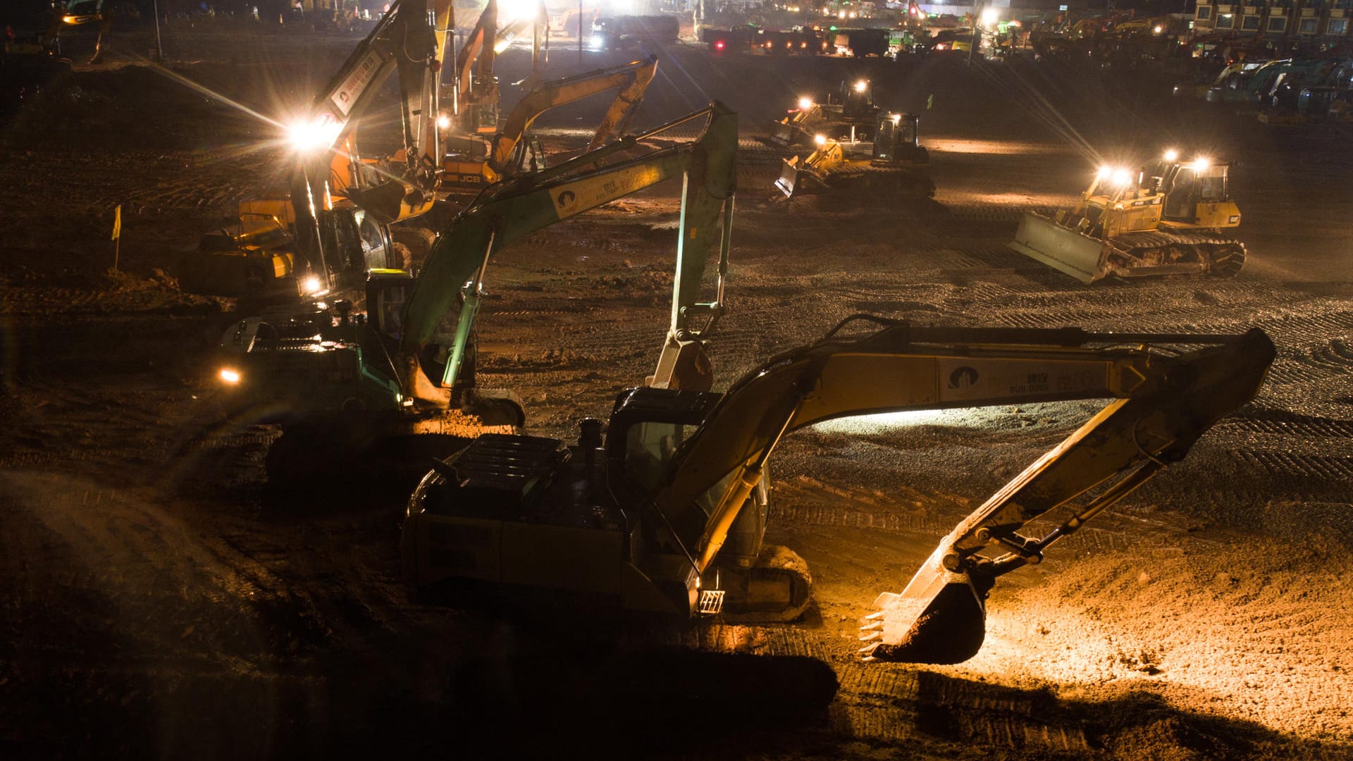 Dutzende Bagger auf einer Baustelle in Wuhan: Innerhalb weniger Tage soll dort ein Kranknhaus mit 1.300 Betten entstehen.