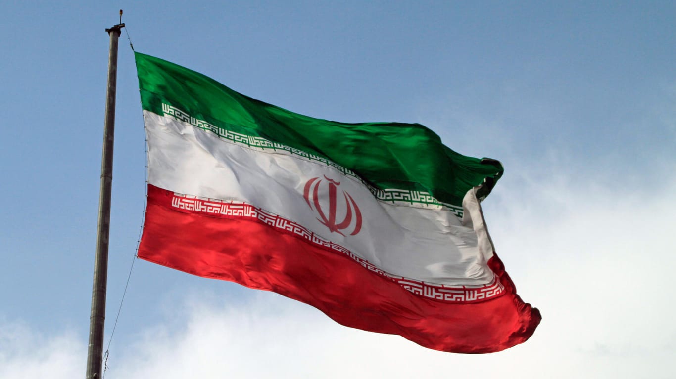 Eine Flagge der Islamischen Republik Iran: International wird das Land für das Töten von Gefangenen kritisiert. (Symbolfoto)