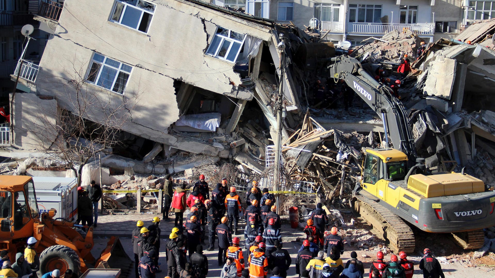 Helfer suchen nach Verschütteten unter den Trümmern eines Hauses in Elazig: Dort bebte am Freitagabend die Erde mit einer Stärke von 6,8.