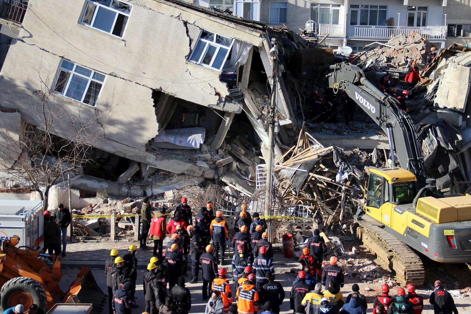 Helfer suchen nach Verschütteten unter den Trümmern eines Hauses in Elazig: Dort bebte am Freitagabend die Erde mit einer Stärke von 6,8.