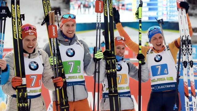 Die deutsche Mixed-Staffel um Philipp Horn (l-r), Johannes Kühn, Janina Hettich und Vanessa Hinz jubeln auf dem Podium. Die deutsche Mixed-Staffel um Philipp Horn (l-r), Johannes Kühn, Janina Hettich und Vanessa Hinz jubeln auf dem Podium.