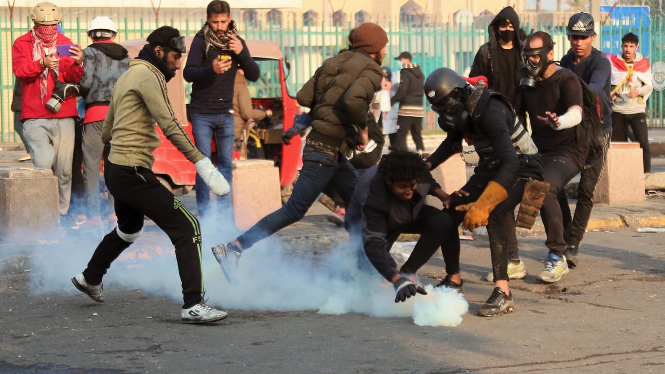 Tränengas gegen Demonstranten in Bagdad: Allein in der irakischen Hauptstadt sollen ein Mensch getötet und 40 verletzt worden sein.