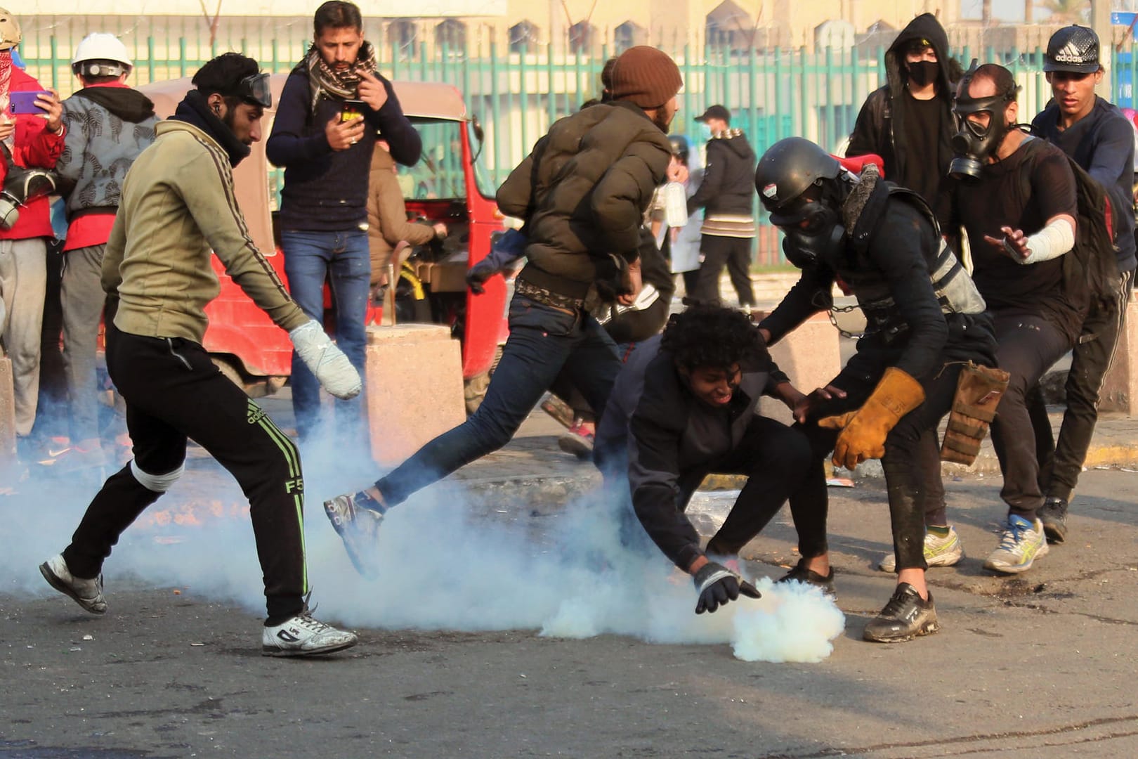 Tränengas gegen Demonstranten in Bagdad: Allein in der irakischen Hauptstadt sollen ein Mensch getötet und 40 verletzt worden sein.