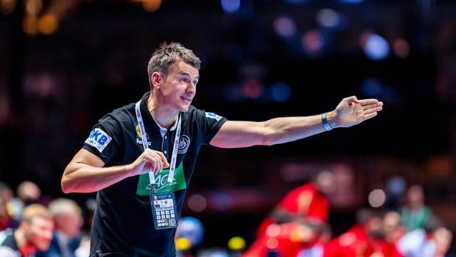 Bundestrainer Christian Prokop gibt an der Seitenlinie Anweisungen.