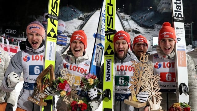 Das deutsche Team um Karl Geiger (l-r), Stephan Leyhe, Markus Eisenbichler und Constantin Schmid. Das deutsche Team um Karl Geiger (l-r), Stephan Leyhe, Markus Eisenbichler und Constantin Schmid.