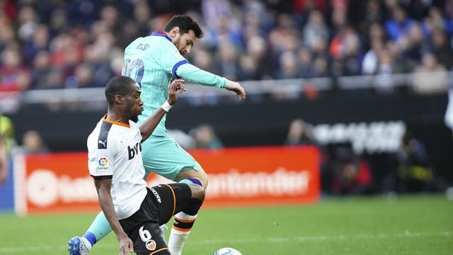 Barcelonas Lionel Messi (r) im Zweikampf mit Valencias Geoffrey Kondogbia. Barcelonas Lionel Messi (r) im Zweikampf mit Valencias Geoffrey Kondogbia.