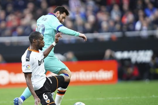 Barcelonas Lionel Messi (r) im Zweikampf mit Valencias Geoffrey Kondogbia.