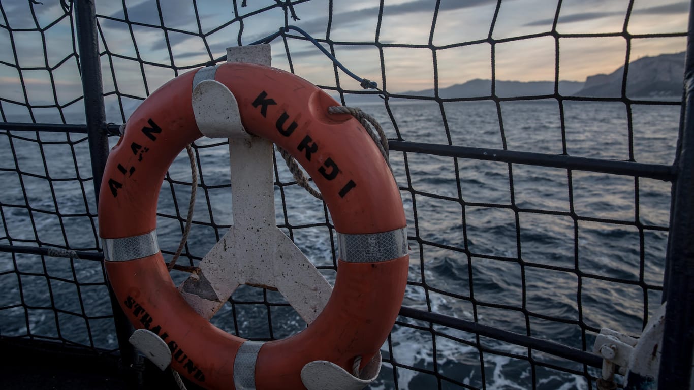 Ein Rettungsring auf der "Alan Kurdi": Seit Dezember 2018 sucht das Schiff nach in Seenot geratenen Menschen im Mittelmeer. (Symbolfoto)