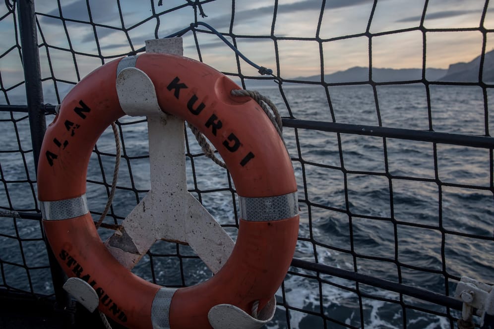 Ein Rettungsring auf der "Alan Kurdi": Seit Dezember 2018 sucht das Schiff nach in Seenot geratenen Menschen im Mittelmeer. (Symbolfoto)