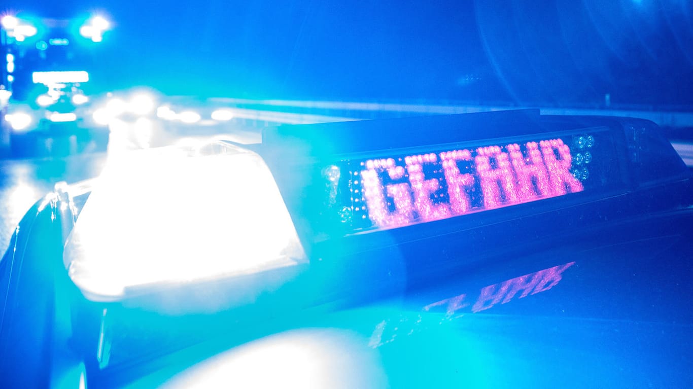 Einsatzfahrzeug der Polizei bei einem Unfall auf der Autobahn: Auf der 29 bei Oldenburg ist eine Frau schwer verletzt worden. (Symbolfoto)
