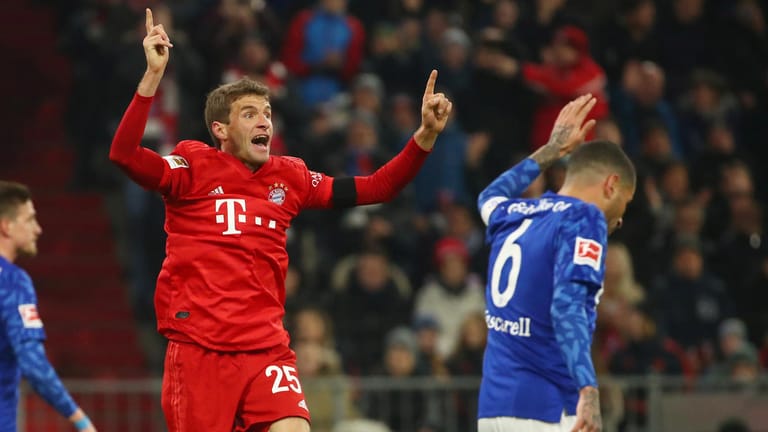 Thomas Müllers (l.) Abseitstor wird zurückgepfiffen, später erzielt er das 2:0 dann doch.