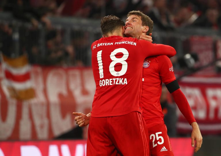 Der FC Bayern nutzt den Patzer von RB Leipzig und beherrscht beim 5:0 schwache Schalker. Lewandowski glänzt als Vorbereiter, Goretzka als Vollstrecker. Einzig ein Star fällt ab. | Von Patrick Mayer