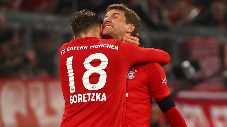 Der FC Bayern nutzt den Patzer von RB Leipzig und beherrscht beim 5:0 schwache Schalker. Lewandowski glänzt als Vorbereiter, Goretzka als Vollstrecker. Einzig ein Star fällt ab. | Von Patrick Mayer