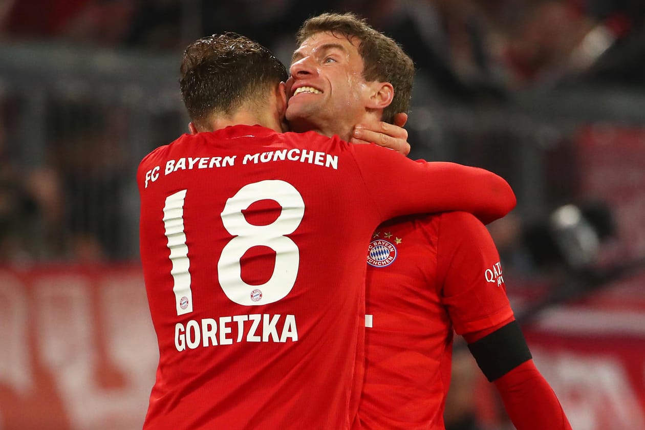 Der FC Bayern nutzt den Patzer von RB Leipzig und beherrscht beim 5:0 schwache Schalker. Lewandowski glänzt als Vorbereiter, Goretzka als Vollstrecker. Einzig ein Star fällt ab. | Von Patrick Mayer