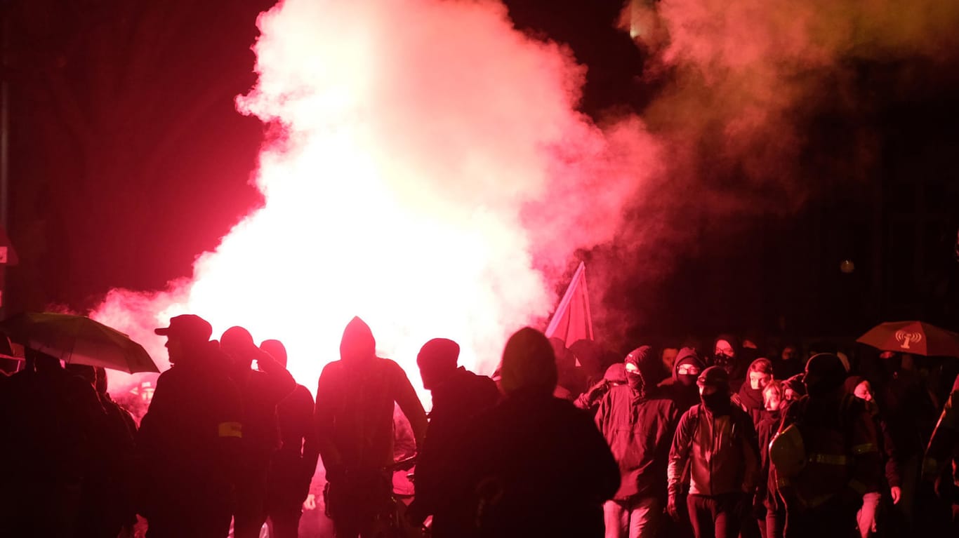 Bengalo-Feuer in Leipzig: Die Veranstalter haben die Dermonstration vor dem Ziel abgebrochen.