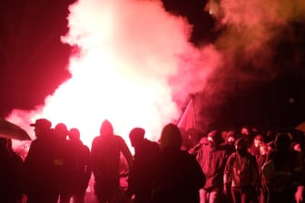 Bengalo-Feuer in Leipzig: Die Veranstalter haben die Dermonstration vor dem Ziel abgebrochen.