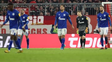0:5 in München – ein desaströser Abend für den FC Schalke 04 im Topspiel beim FC Bayern. Dabei erwischten die Königsblauen kollektiv einen schwarzen Tag – mit Patzern, Fehlern und Unzulänglichkeiten. Die Mannschaft von Trainer David Wagner in der Einzelkritik.