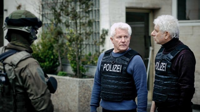 Die Kriminalhauptkommissare Ivo Batic (Miroslav Nemec) und Franz Leitmayr (Udo Wachtveitl, r) warten angespannt den SEK-Einsatz ab. Die Kriminalhauptkommissare Ivo Batic (Miroslav Nemec) und Franz Leitmayr (Udo Wachtveitl, r) warten angespannt den SEK-Einsatz ab.