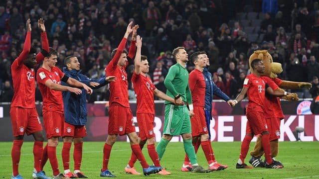 Nach dem Sieg gegen Schalke haben die Bayern nur noch einen Punkt Rückstand auf Spitzenreiter Leipzig. Nach dem Sieg gegen Schalke haben die Bayern nur noch einen Punkt Rückstand auf Spitzenreiter Leipzig.
