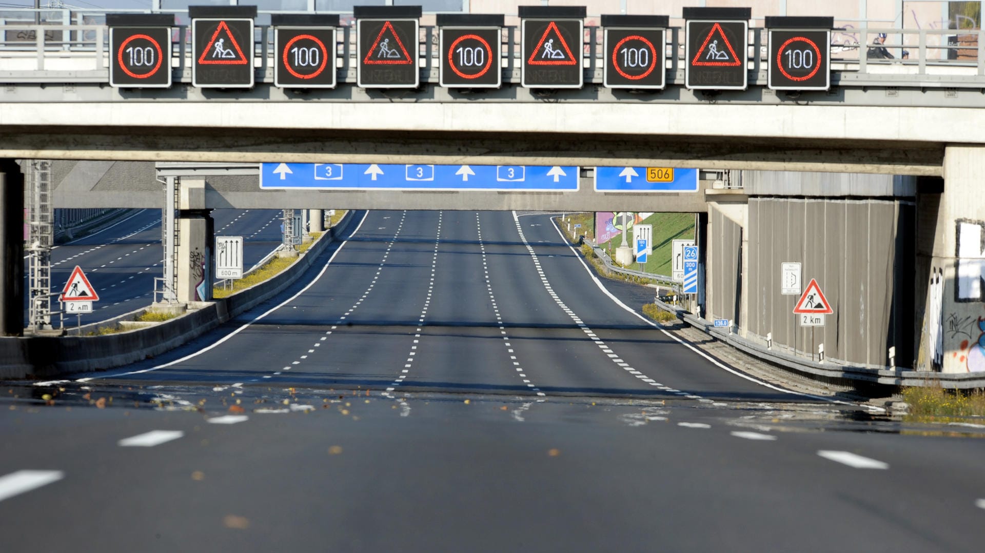 Autobahn 3 bei Köln (Archivbild):Wie 2009 könnte auch nun wegen eines Bombenfunds eine Sperrung drohen. Autobahn 3 bei Köln (Archivbild):Wie 2009 könnte auch nun wegen eines Bombenfunds eine Sperrung drohen.