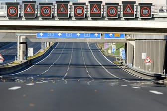 Autobahn 3 bei Köln (Archivbild):Wie 2009 könnte auch nun wegen eines Bombenfunds eine Sperrung drohen.