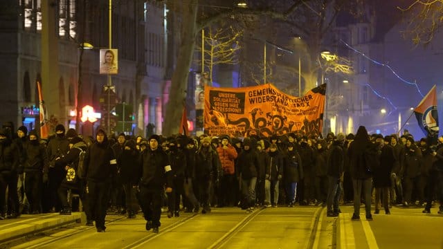 Mehrere hundert Menschen protestierten gegen das Indymedia-Verbot. Mehrere hundert Menschen protestierten gegen das Indymedia-Verbot.