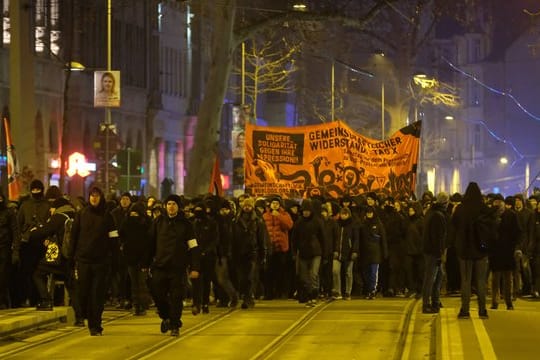 Mehrere hundert Menschen protestierten gegen das Indymedia-Verbot.