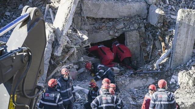 Rettungskräfte suchen in Elazig in einem zerstörten Gebäude nach Opfern. Rettungskräfte suchen in Elazig in einem zerstörten Gebäude nach Opfern.