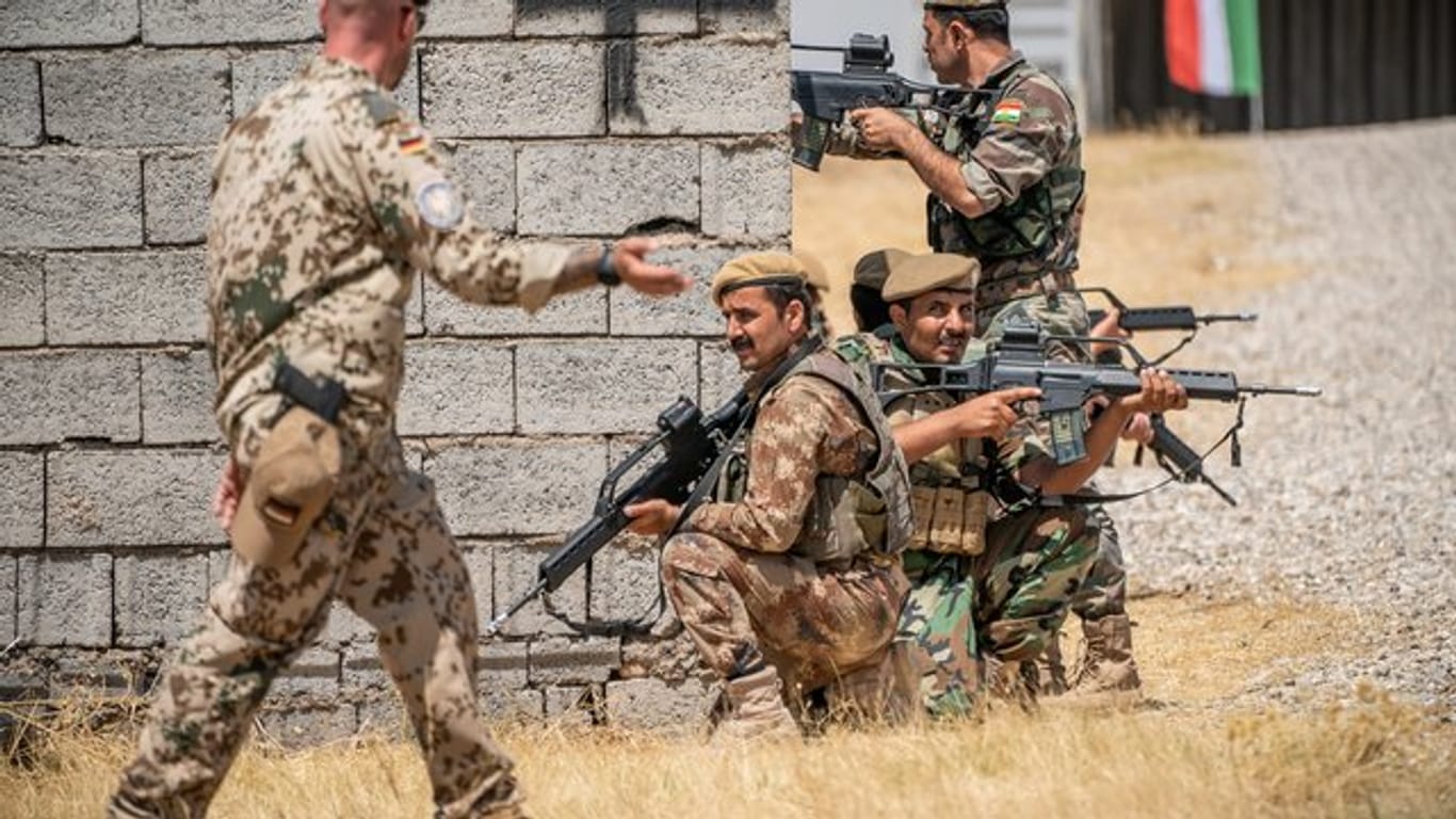 Ein Bundeswehrsoldat begeleitet die Ausbildung kurdischer Peschmerga in Erbil.