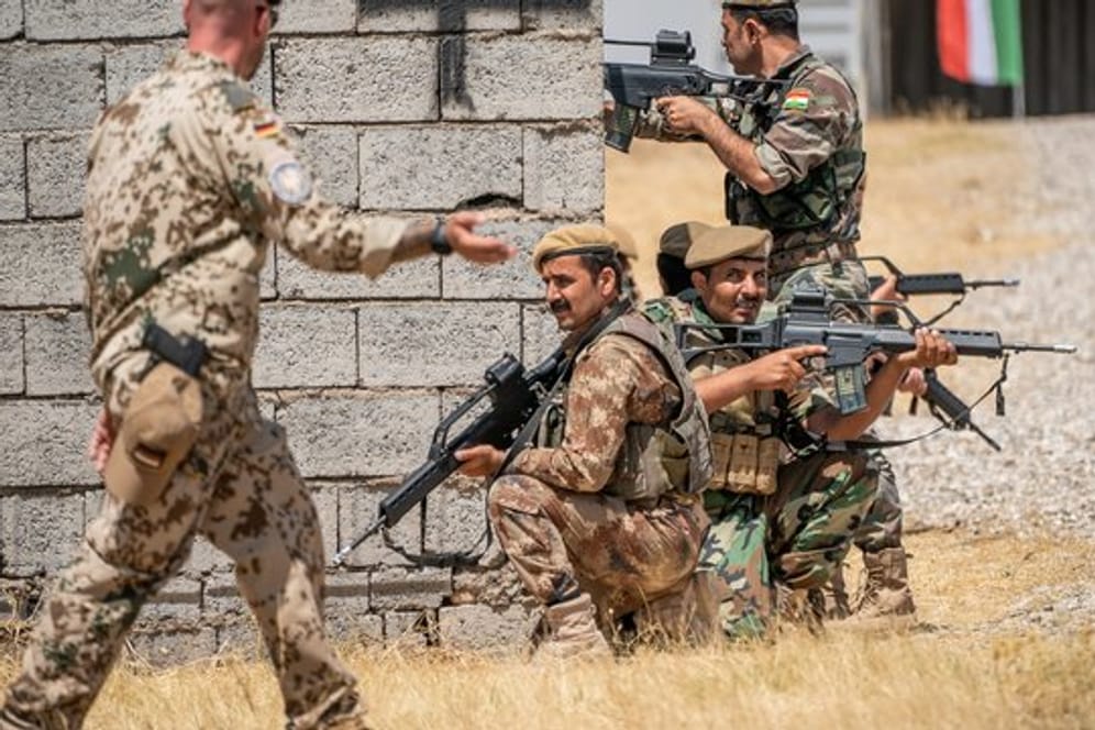 Ein Bundeswehrsoldat begeleitet die Ausbildung kurdischer Peschmerga in Erbil.