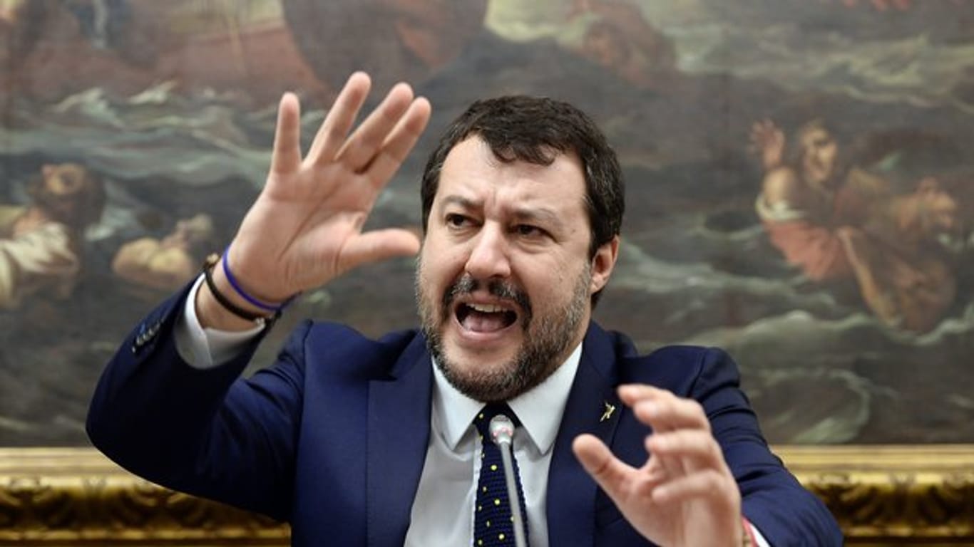 Die Krise der italiensichen Regierung spielt vor allem dem Oppositionschef von der rechtspopulistischen Lega, Matteo Salvini, in die Hände.