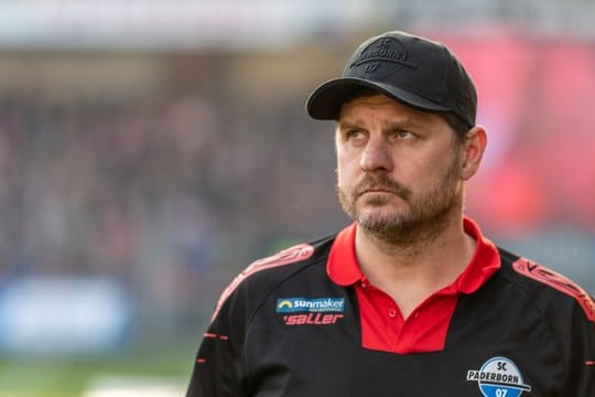 Trainer Steffen Baumgart sah beim Auswärtssieg seiner Paderborner die Gelbe Karte.