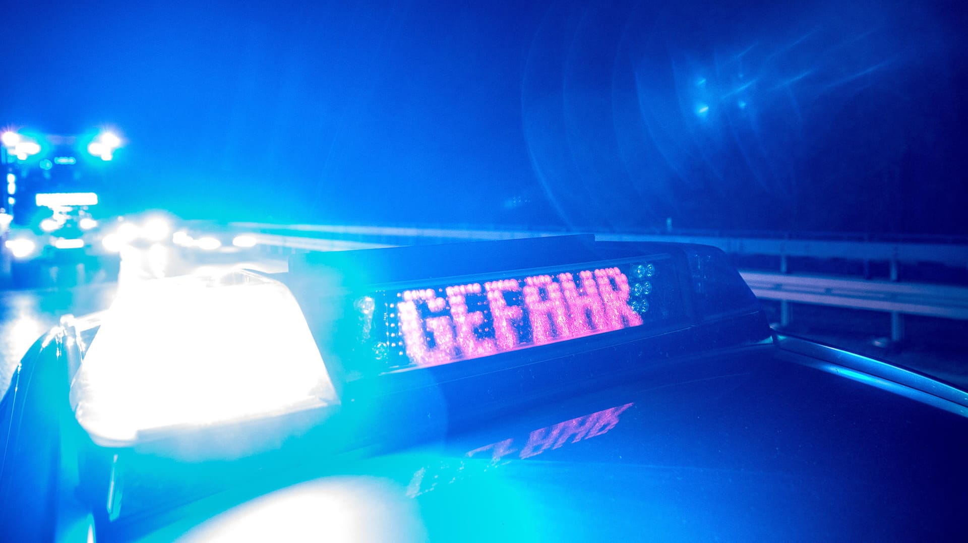 Polizei im Einsatz (Symbolbild): Auf der A560 mussten Beamte gleich zehn Geisterfahrer stoppen. Polizei im Einsatz (Symbolbild): Auf der A560 mussten Beamte gleich zehn Geisterfahrer stoppen.