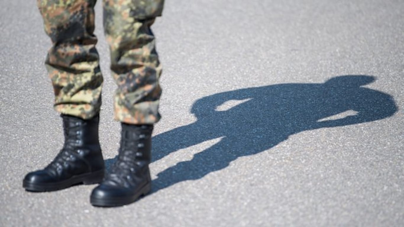 Laut einem Medienbericht ermittelt der Militärische Abschirmdienst gegen rund 550 Bundeswehrsoldaten wegen des Verdachts auf Rechtsextremismus.