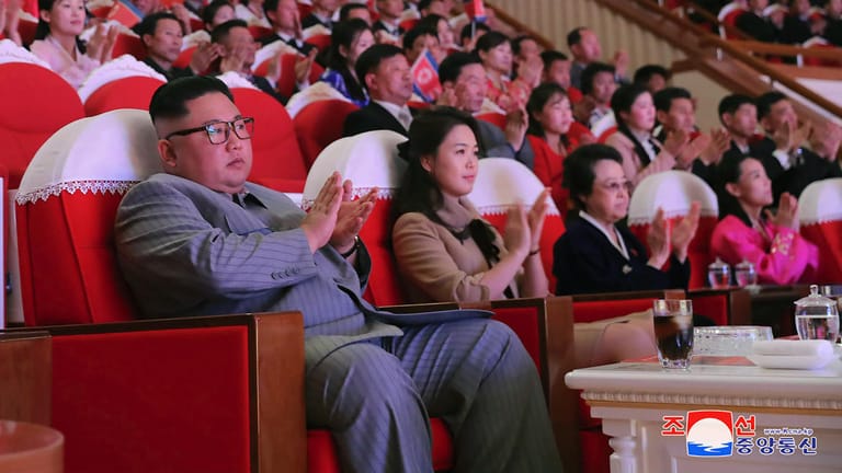 Kim Jong Un (l.): Ganz in der Nähe von Nordkoreas Machthaber sitzt seine Tante Kim Kyong Hui (2.v.r).