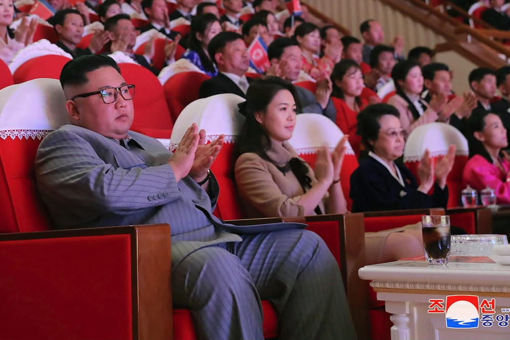 Kim Jong Un (l.): Ganz in der Nähe von Nordkoreas Machthaber sitzt seine Tante Kim Kyong Hui (2.v.r).