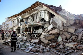 Ein eingestürztes Gebäude nach dem Erdbeben in der Türkei: Tausende Menschen müssen in Notunterkünften schlafen.