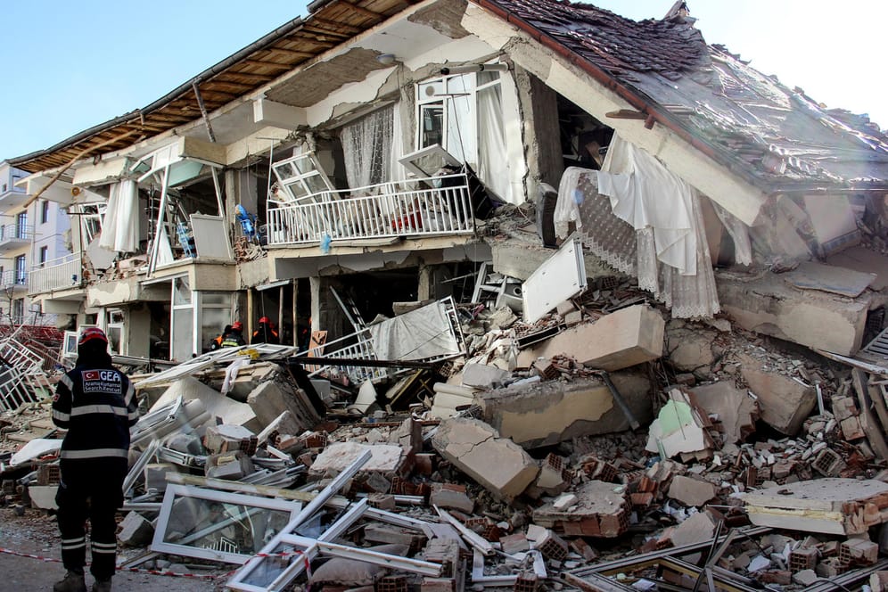 Ein eingestürztes Gebäude nach dem Erdbeben in der Türkei: Tausende Menschen müssen in Notunterkünften schlafen.