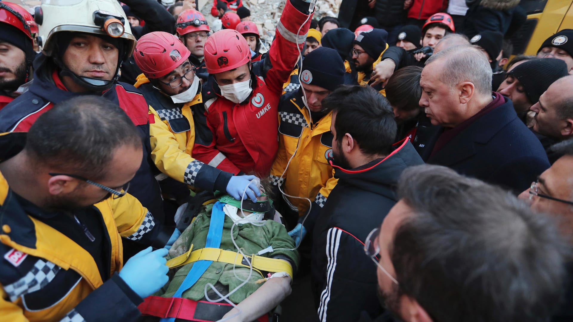 Recep Tayyip Erdogan (r. hinten) in der Nähe von Rettungsarbeiten: Der Präsident hat schnelle Hilfe versprochen.