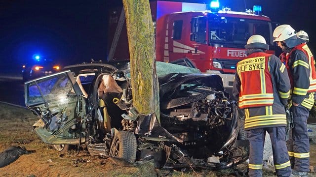 Rettungskräfte am Unfallort in Syke bei Bremen.