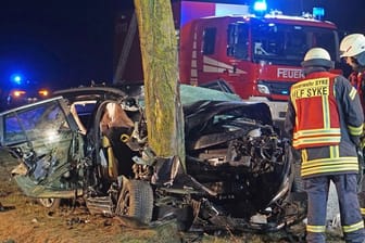 Rettungskräfte am Unfallort in Syke bei Bremen.