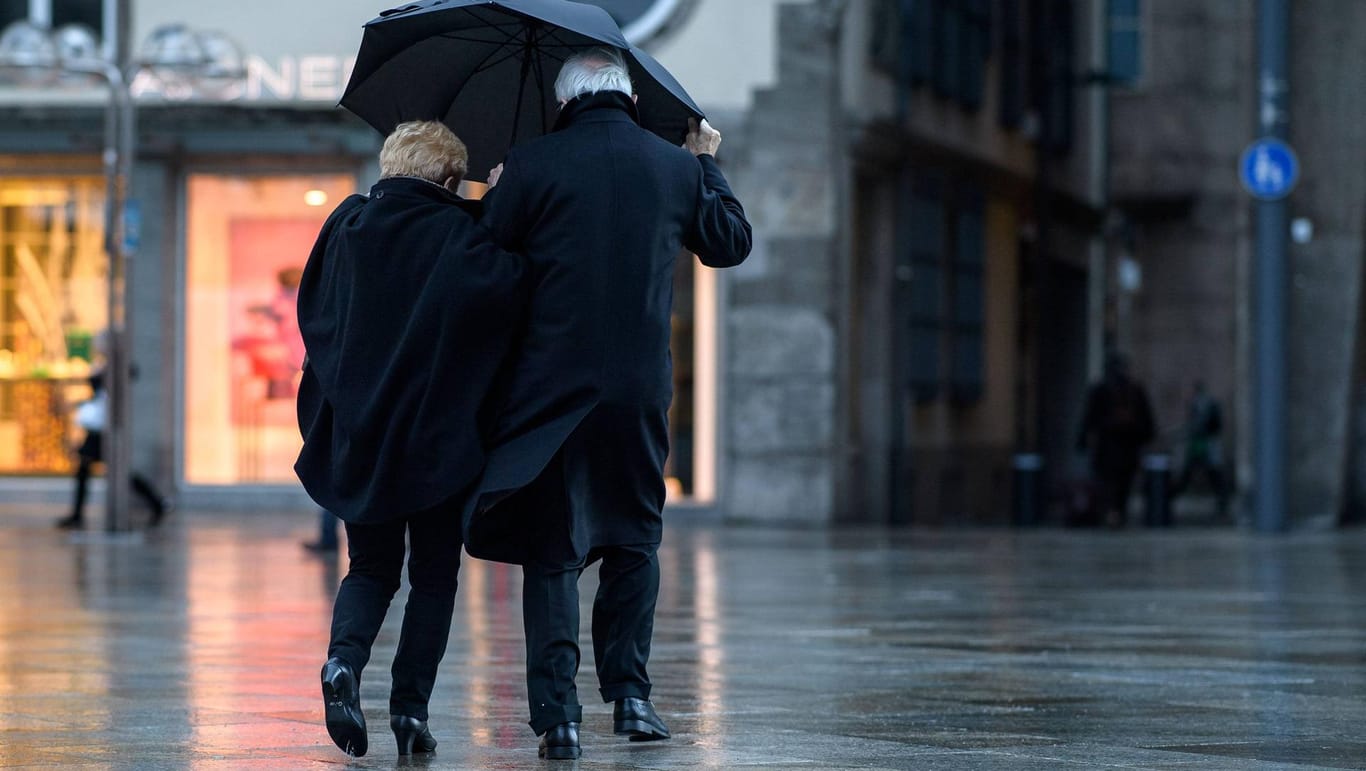 Ein Paar schützt sich in Köln gegen den Regen: Auch zur Mitte der Woche wird das Wetter kaum freundlicher. (Symbolbild)