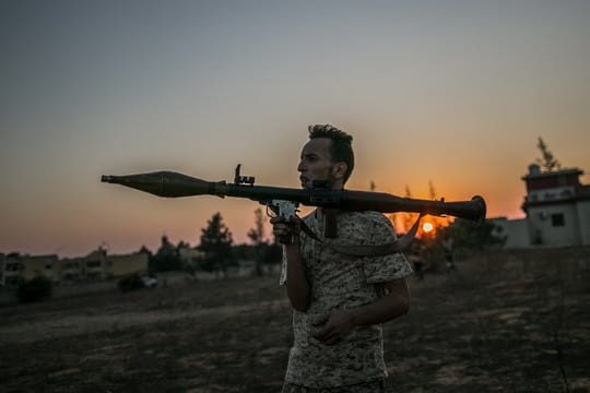 Ein Anhänger der libyschen Regierung bei Kämpfen um Tripolis im vergangenen August.
