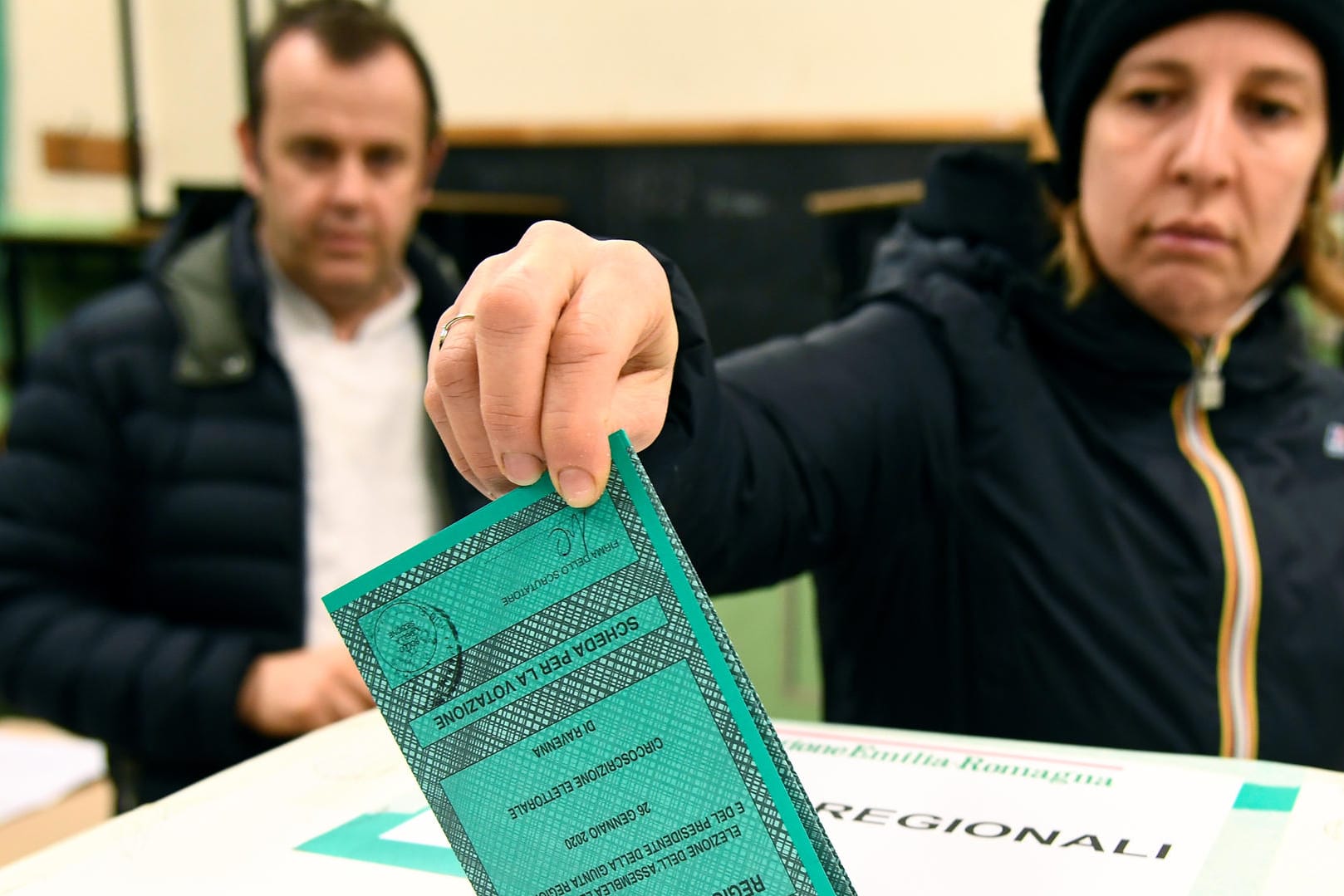 Eine Frau wirft ihren Wahlzettel ein in Ravenna: Bei der Abstimmung in der Region Emilia Romagna wird mit einem knappen Ergebnis gerechnet.