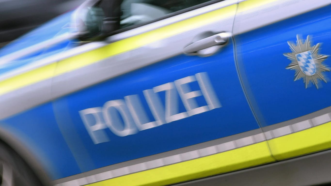 Ein Polizeiauto in München: Der Beamte musste nach dem Angriff im Krankenhaus behandelt werden. (Symbolbild)